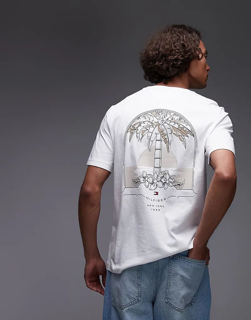 Футболка с логотипом Tommy Hilfiger на левой груди белого цвета
Футболка с логотипом Tommy Hilfiger на левой груди белого цвета