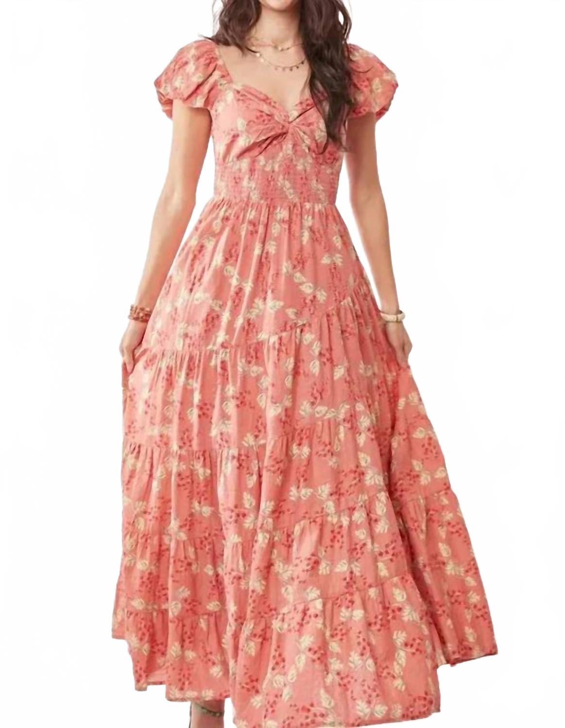 Многоярусное макси-платье в коралловом цвете DAVI & DANI
Многоярусное макси-платье в коралловом цвете DAVI & DANI