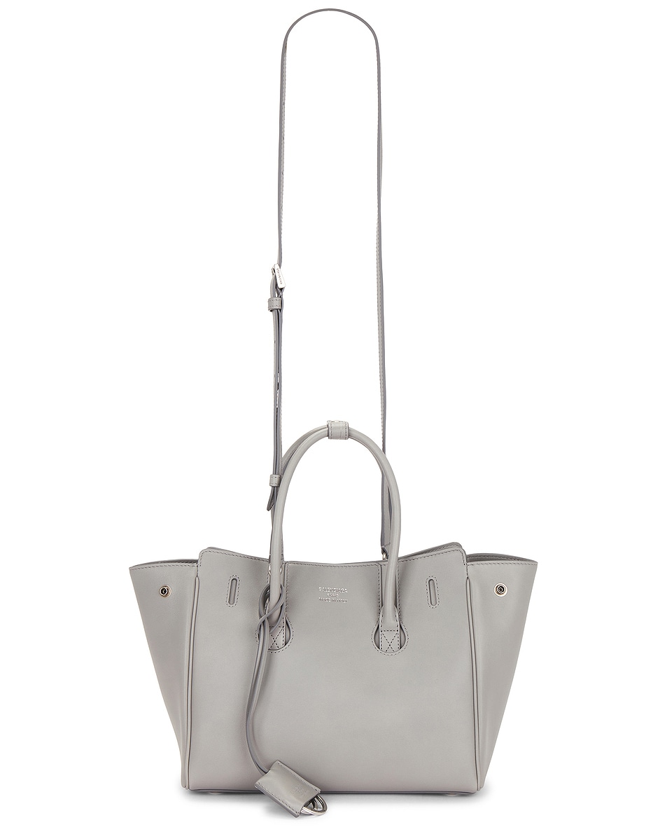 Hampton Mini Carry All Сумка Balenciaga, Balenciaga Grey
Hampton Mini Carry All Сумка Balenciaga, Balenciaga Grey