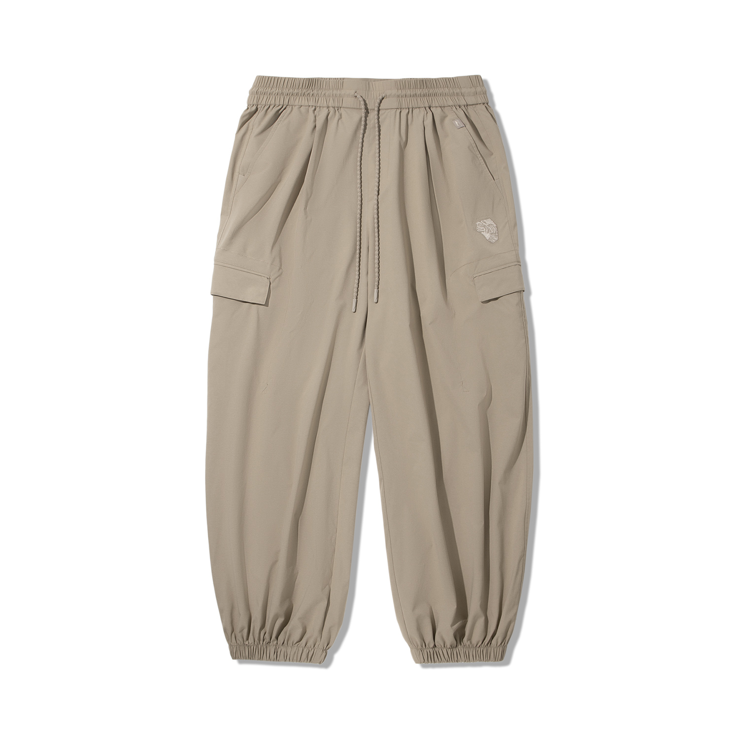 Брюки Casual CHENGLONG LIANMINGKUAN мужские кофейные тауп LiNing, Coffee Foam Umber
Брюки Casual CHENGLONG LIANMINGKUAN мужские кофейные тауп LiNing, Coffee Foam Umber