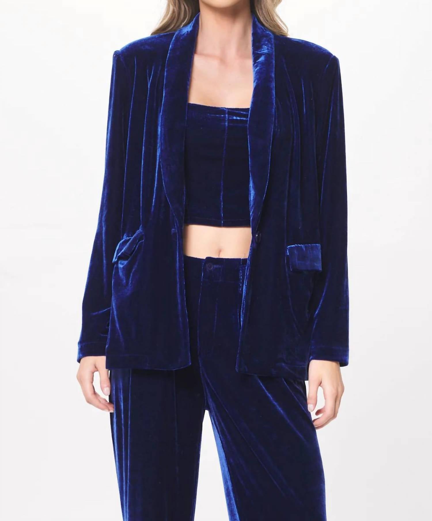 Бархатный блейзер свободного кроя синего цвета Vintage Havana
Бархатный блейзер свободного кроя синего цвета Vintage Havana