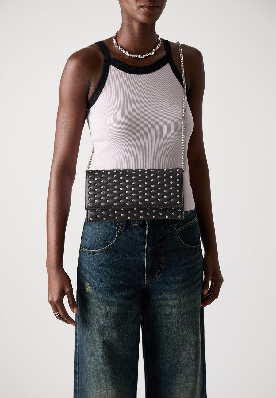 Клатч Steve Madden BDIAMOND, Black
Клатч Steve Madden BDIAMOND, Black