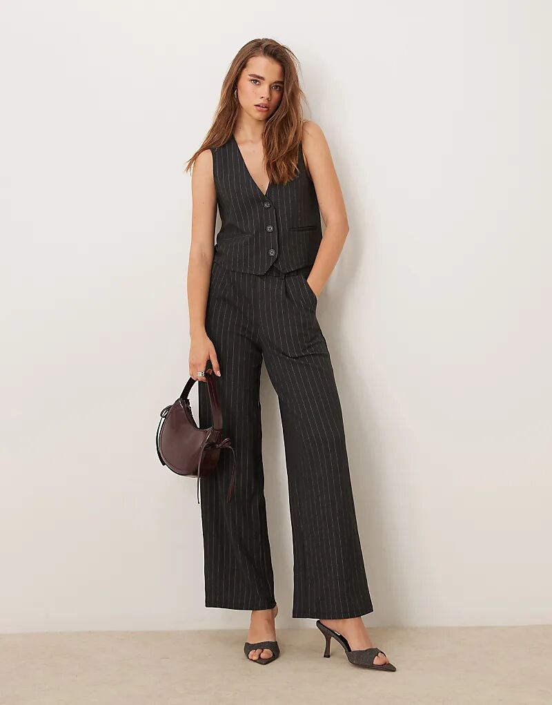 Широкие брюки JDY в тонкую темно-серую полоску
Широкие брюки JDY в тонкую темно-серую полоску