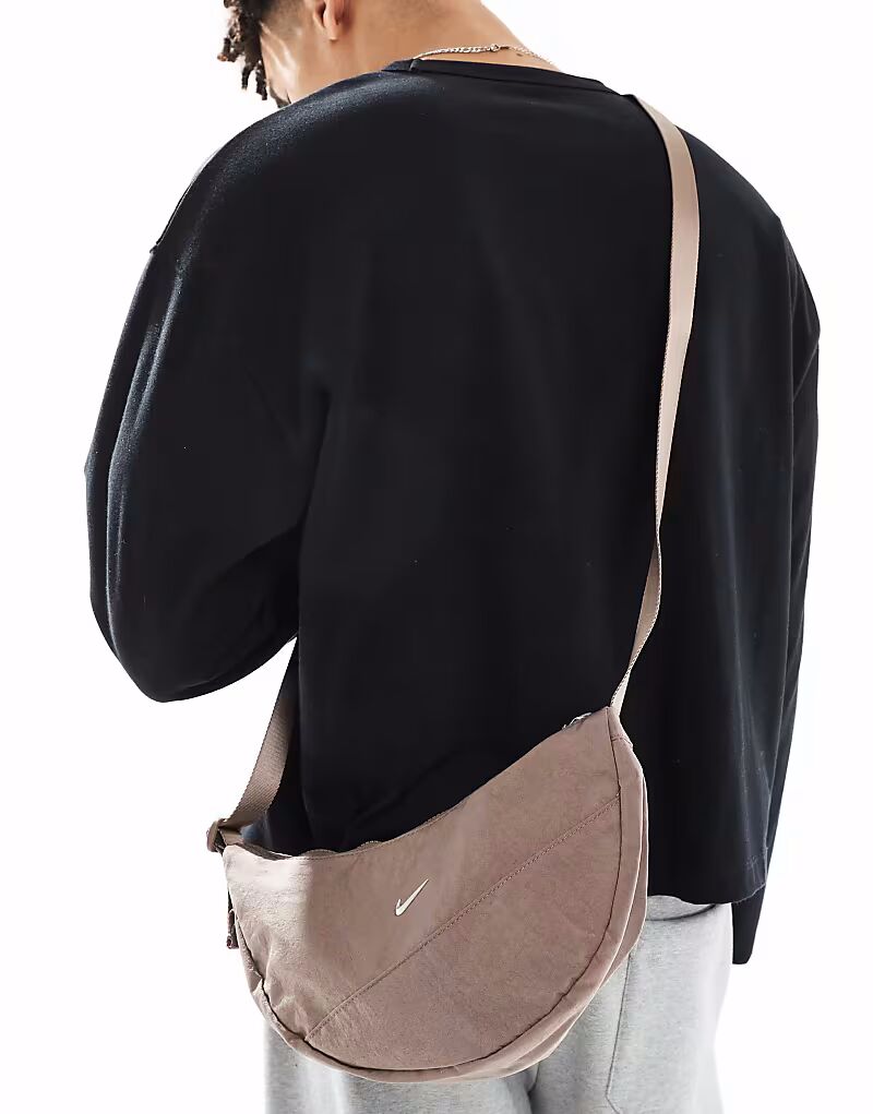 Сумка через плечо Nike Aura Cresent коричневого цвета
Сумка через плечо Nike Aura Cresent коричневого цвета