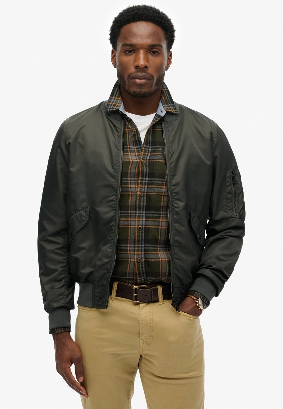 Куртка Superdry & Co MERCHANT, Tarmac/Dark Grey
Куртка Superdry & Co MERCHANT, Tarmac/Dark Grey
