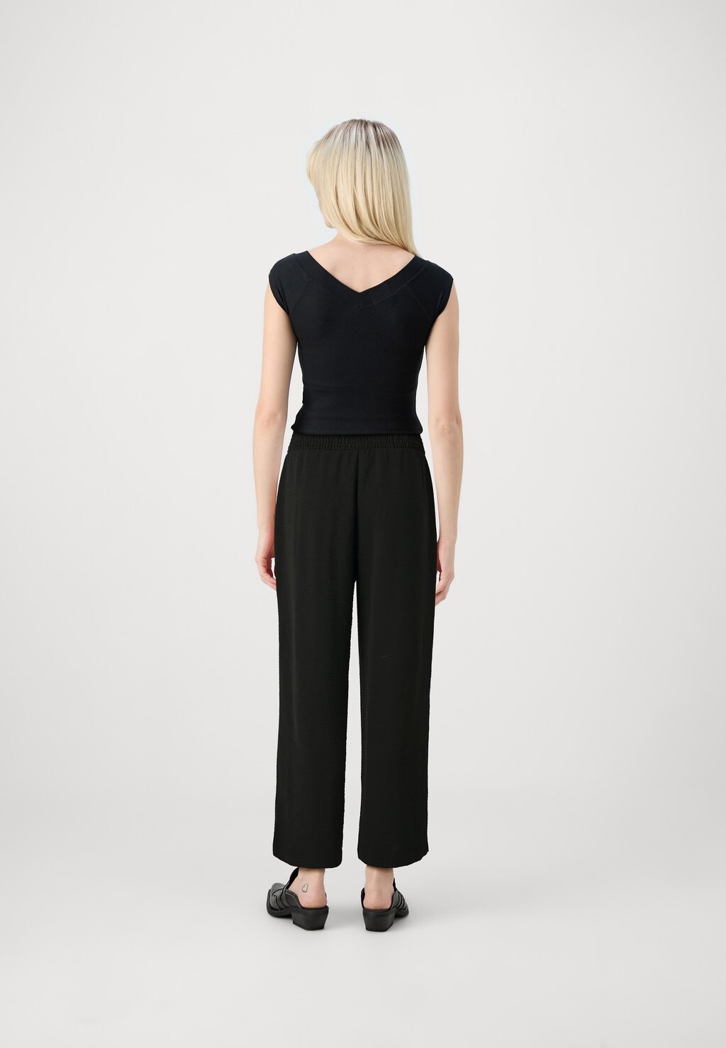 Брюки PCKLORE CROPPED PANTS Pieces, черный
Брюки PCKLORE CROPPED PANTS Pieces, черный