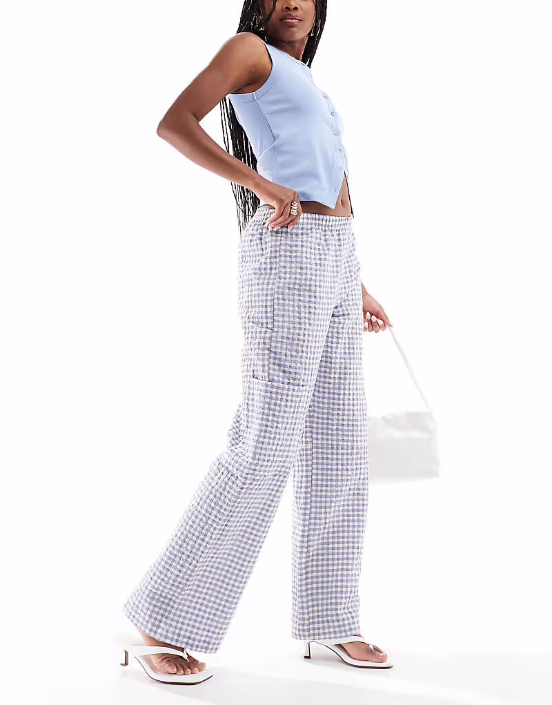 Широкие брюки в клетку Pull&Bear с карманами синего цвета
Широкие брюки в клетку Pull&Bear с карманами синего цвета