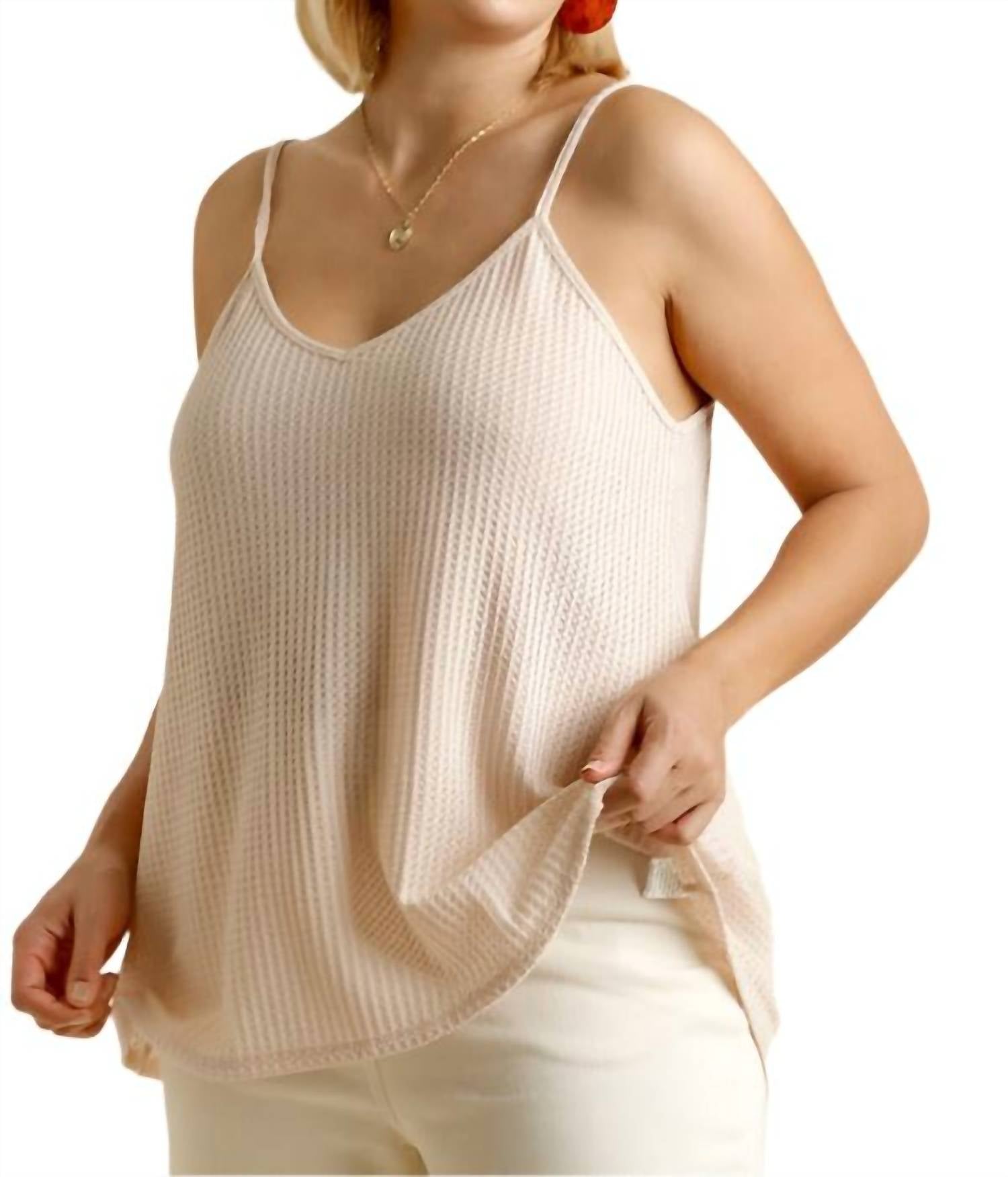 Вязаный майка-борцовка с V-образным вырезом в натуральном цвете Umgee
Вязаный майка-борцовка с V-образным вырезом в натуральном цвете Umgee