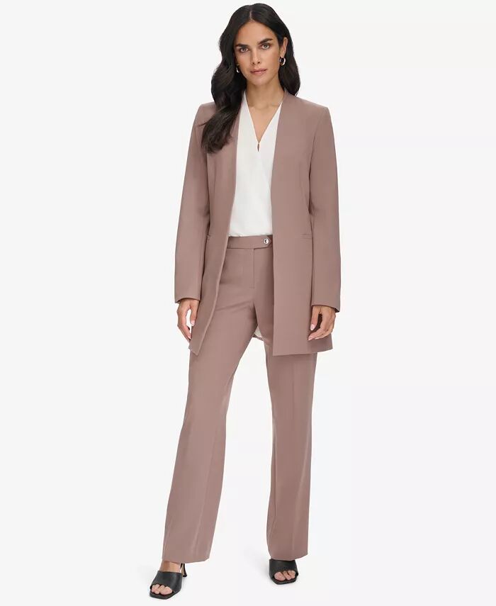 Женский топ с открытым передом и прямые брюки Calvin Klein
Женский топ с открытым передом и прямые брюки Calvin Klein