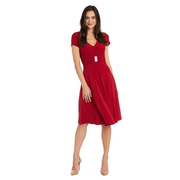Женское платье с подчеркнутой талией и расклешенным низом R&M Richards, красный
Женское платье с подчеркнутой талией и расклешенным низом R&M Richards, красный