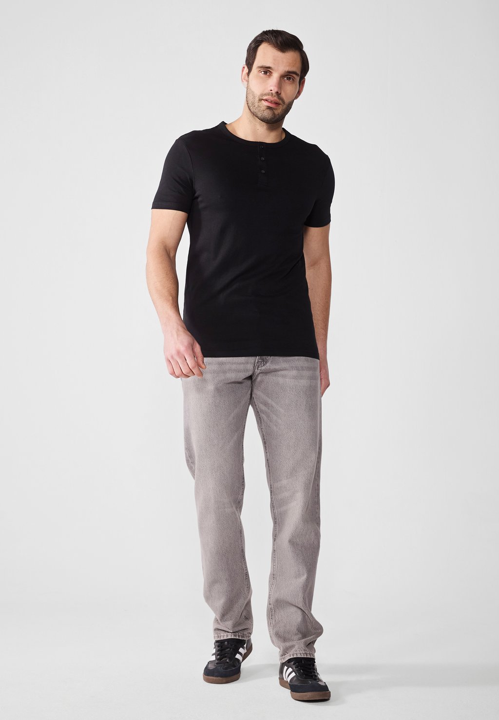 Базовая футболка Pier One, черный
Базовая футболка Pier One, черный