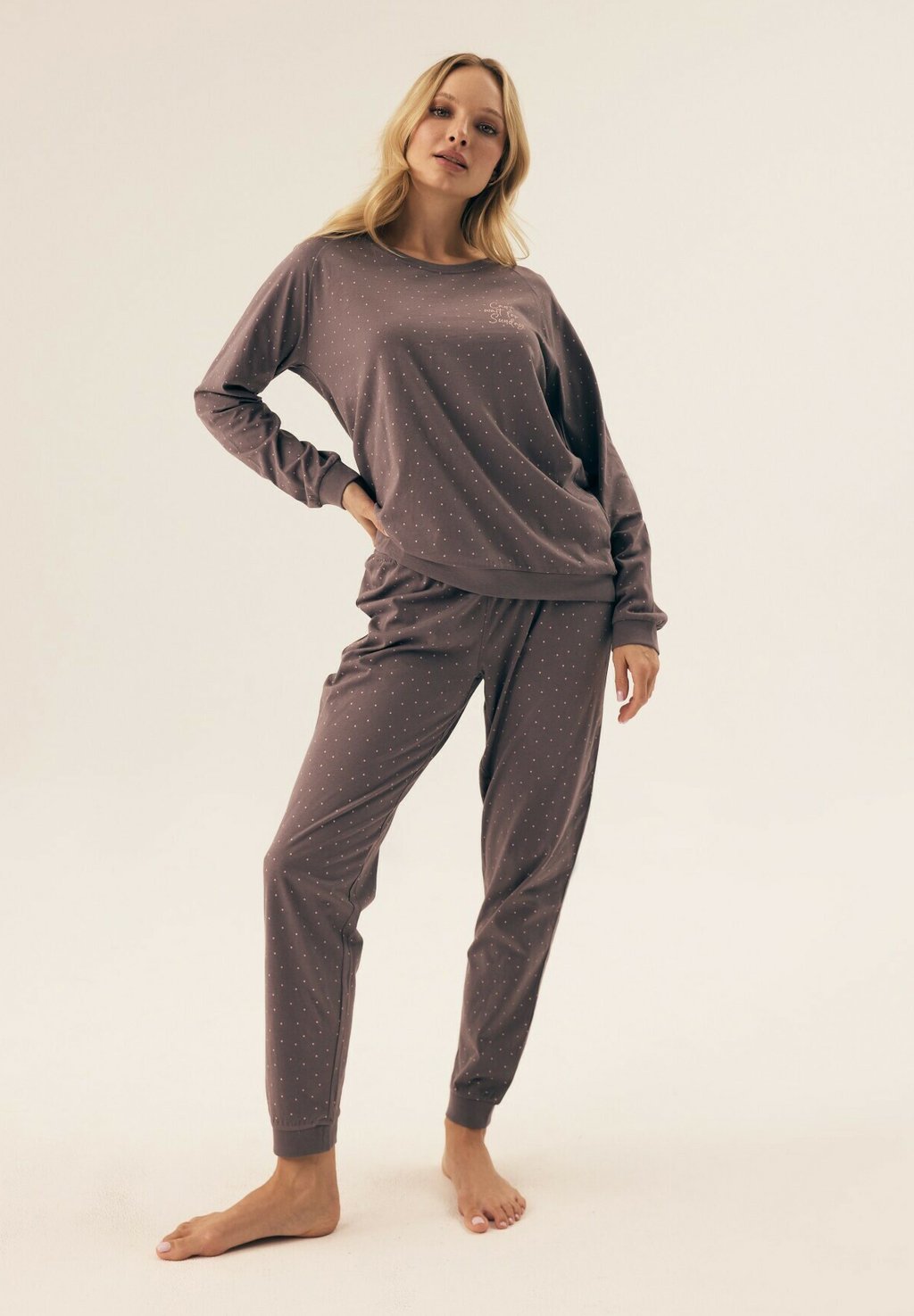 Пижамный комплект RENYA - Pyjamas ESOTIQ, серый
Пижамный комплект RENYA - Pyjamas ESOTIQ, серый