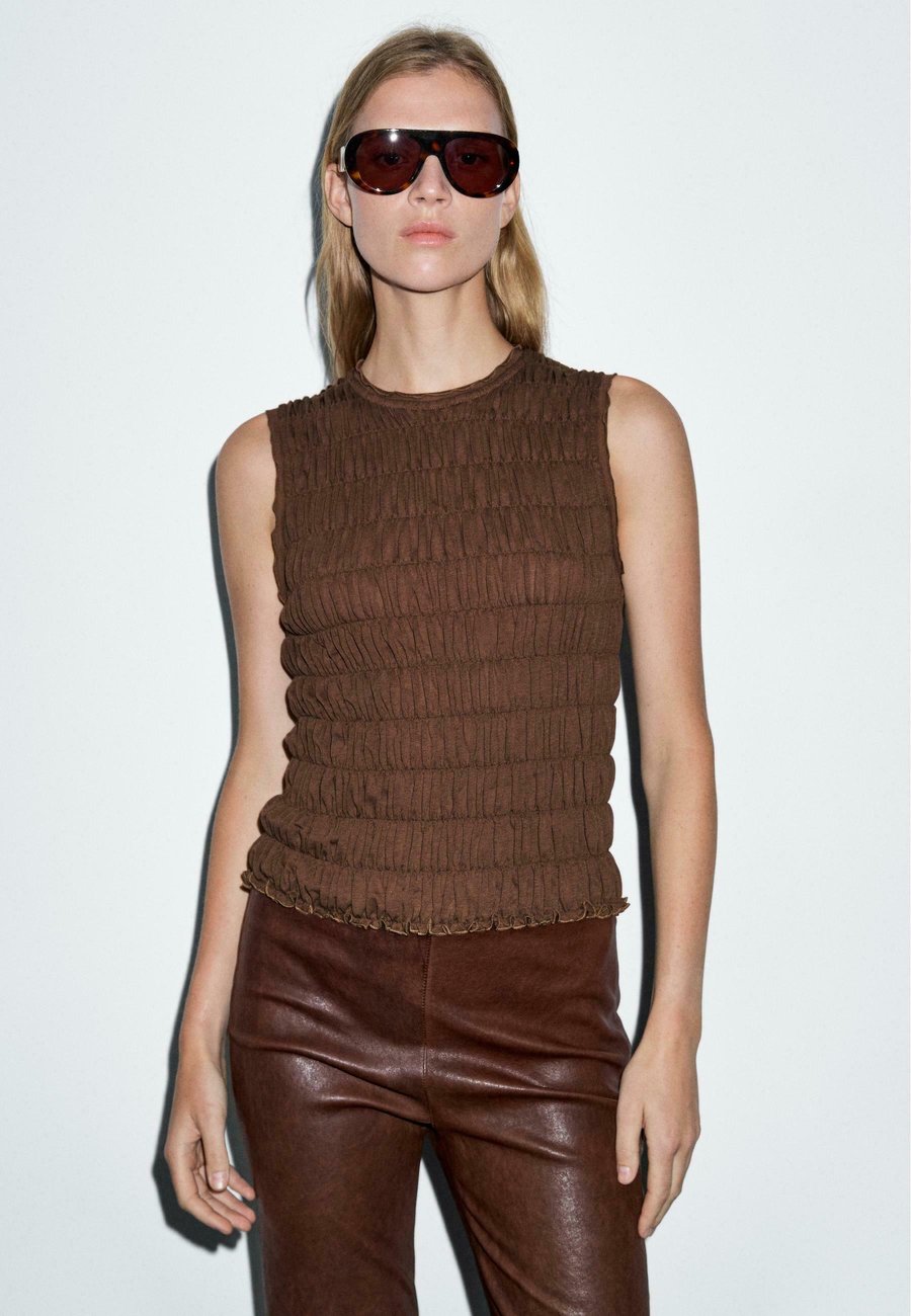 Топ Massimo Dutti CREW NECK WITH GATHERED DETAIL, Dark Brown
Топ Massimo Dutti CREW NECK WITH GATHERED DETAIL, Dark Brown