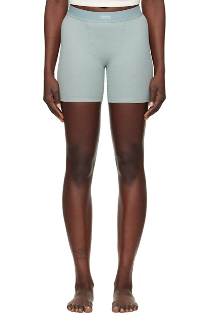 Комплект из трех пар разноцветных хлопковых боксеров в рубчик SKIMS
Комплект из трех пар разноцветных хлопковых боксеров в рубчик SKIMS