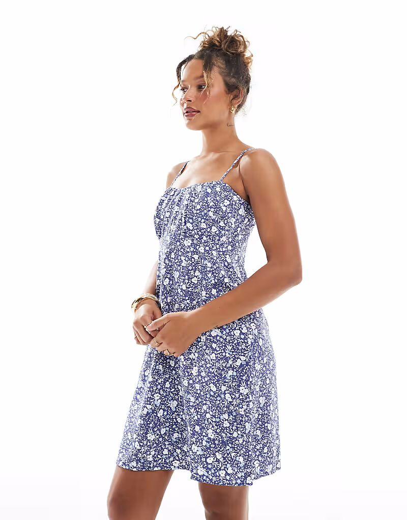 ЕДИНСТВЕННОЕ мини-платье на бретельках с синим мелким принтом
ЕДИНСТВЕННОЕ мини-платье на бретельках с синим мелким принтом