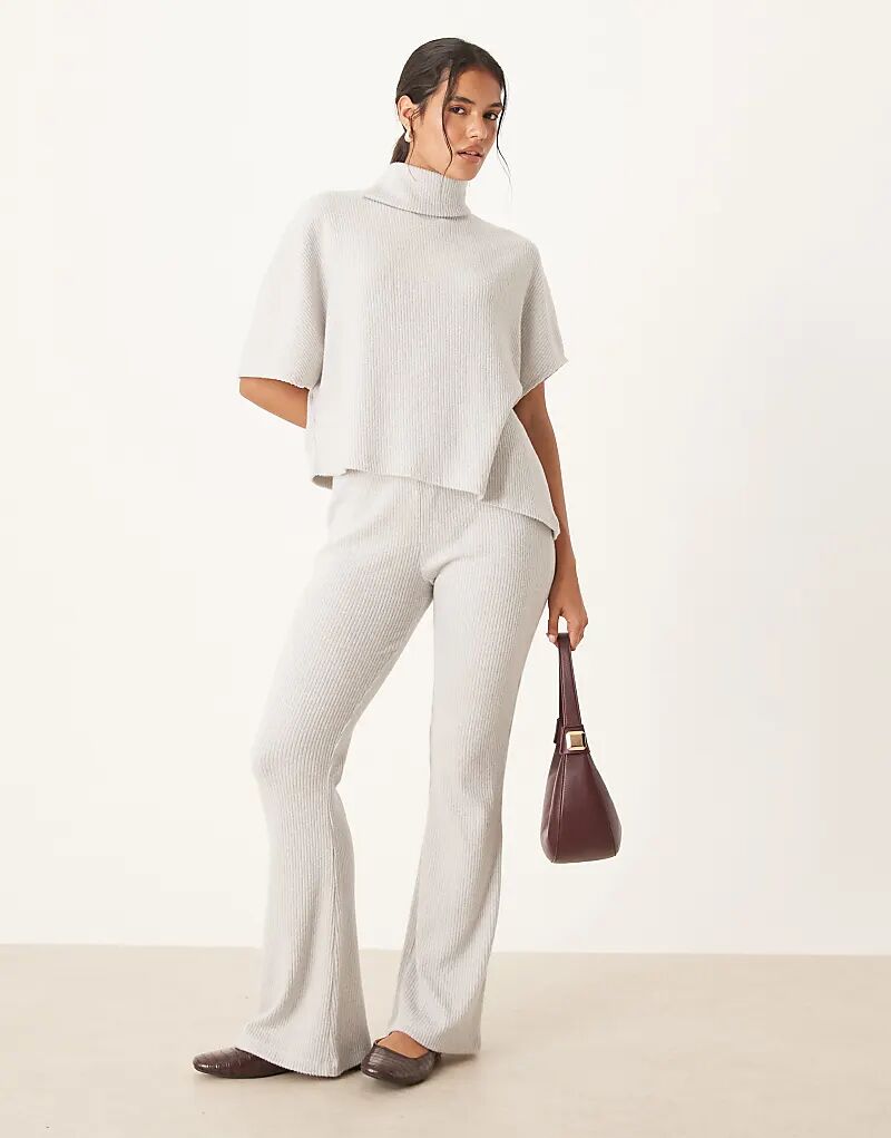 Расклешенные брюки в рубчик с начесом от ASOS DESIGN серого цвета
Расклешенные брюки в рубчик с начесом от ASOS DESIGN серого цвета