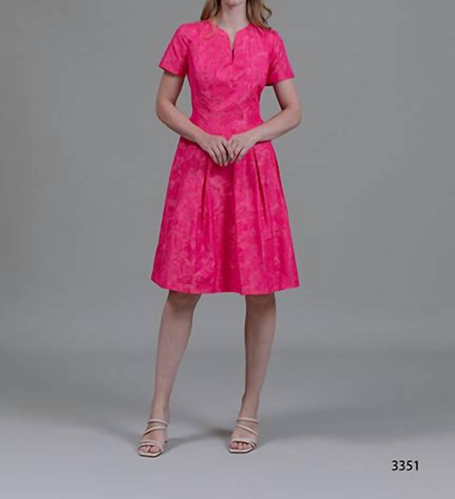 Платье-трапеция из жаккарда со швами в коралловом цвете BIGIO Collection