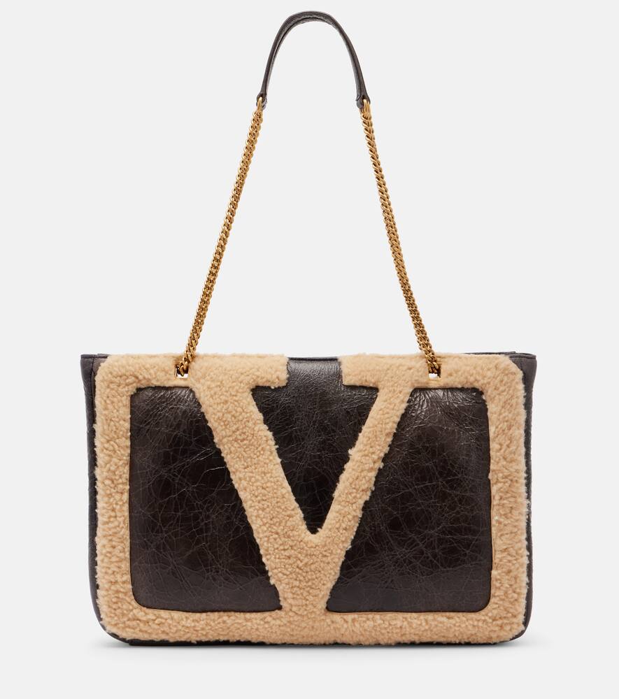 Сумка-тоут Viva Superstar Medium из кожи Valentino Garavani, Fango/Dark Beige
Сумка-тоут Viva Superstar Medium из кожи Valentino Garavani, Fango/Dark Beige