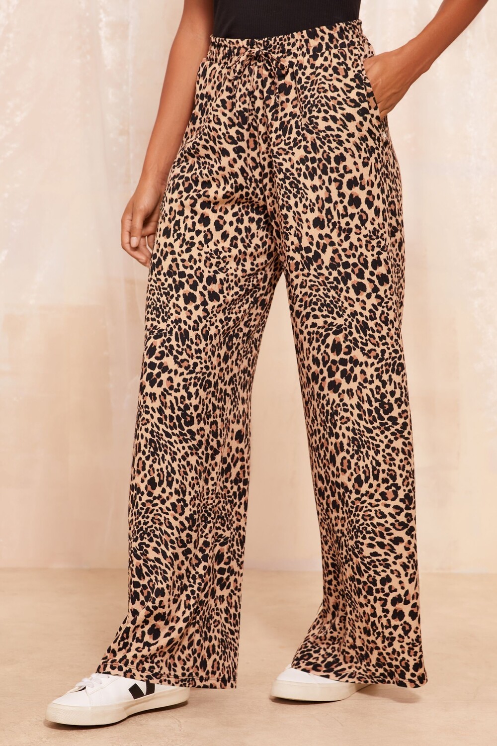 Широкие брюки из жатого трикотажа с принтом и эластичной талией Friends Like These, коричневый
Широкие брюки из жатого трикотажа с принтом и эластичной талией Friends Like These, коричневый