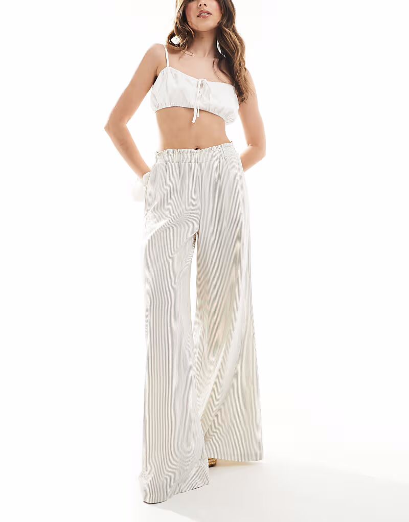 Широкие брюки Stradivarius с эластичной талией и складками в полоску цвета экрю
Широкие брюки Stradivarius с эластичной талией и складками в полоску цвета экрю