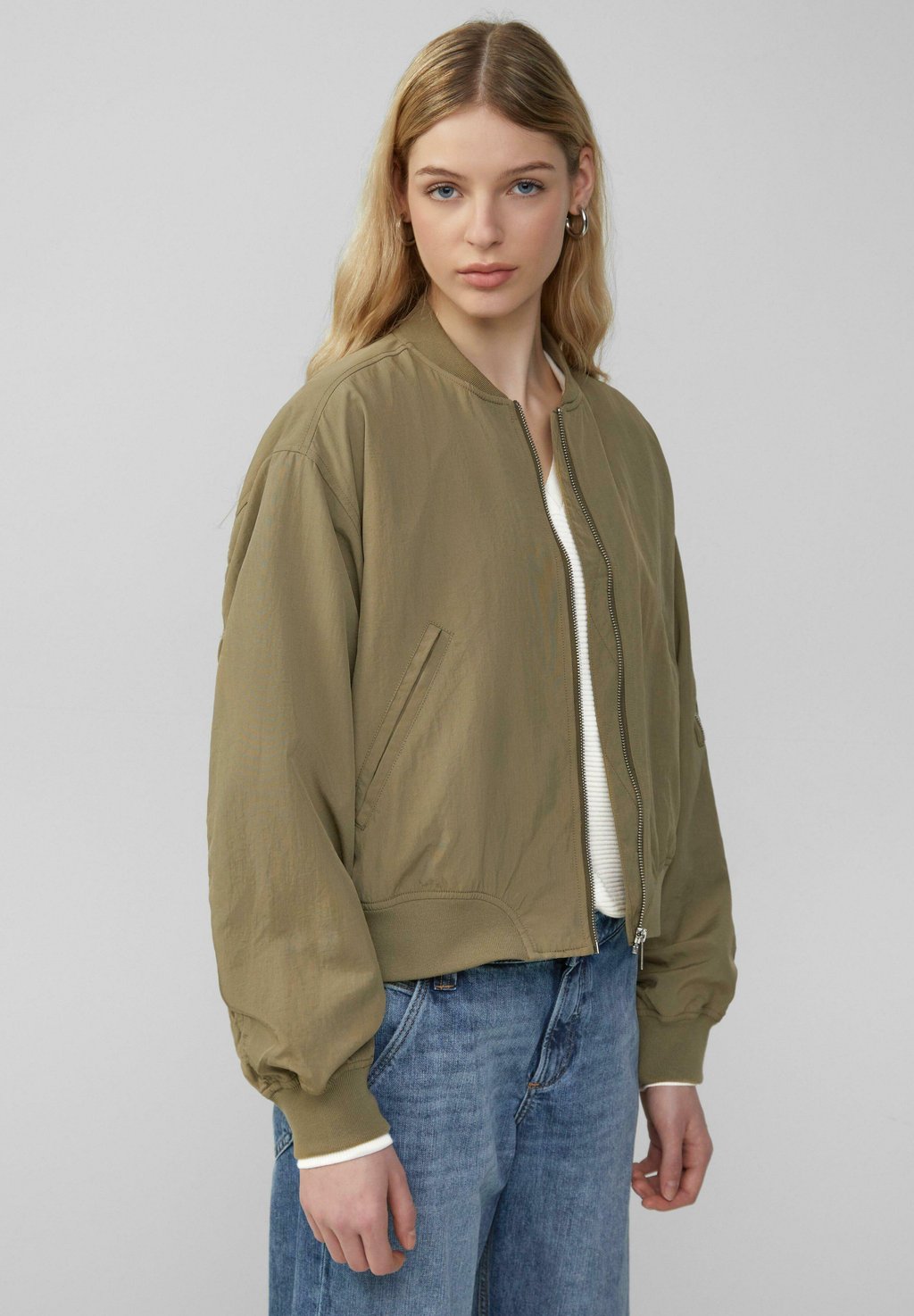 Куртка-бомбер MIT STEHKRAGEN QS, темно-зеленый
Куртка-бомбер MIT STEHKRAGEN QS, темно-зеленый