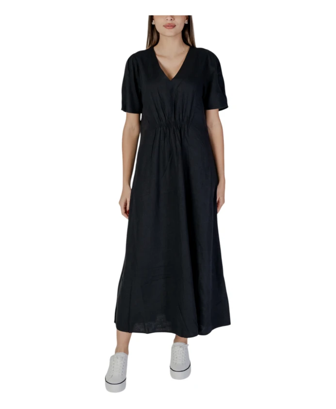 Черное льняное длинное платье с V-образным вырезом B.Young, черный
Черное льняное длинное платье с V-образным вырезом B.Young, черный
