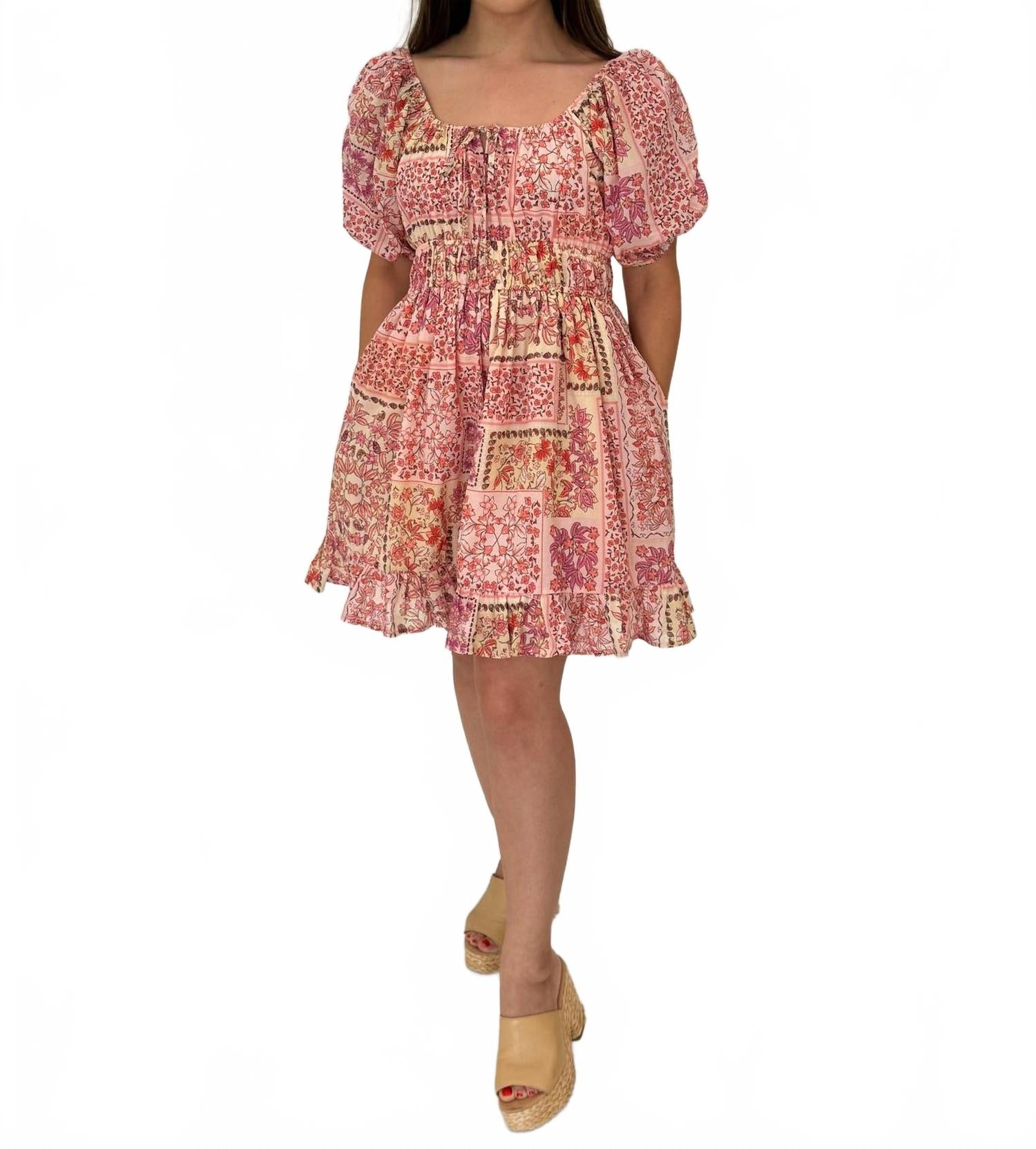 Платье с круглым вырезом в розовом цвете FATE
Платье с круглым вырезом в розовом цвете FATE