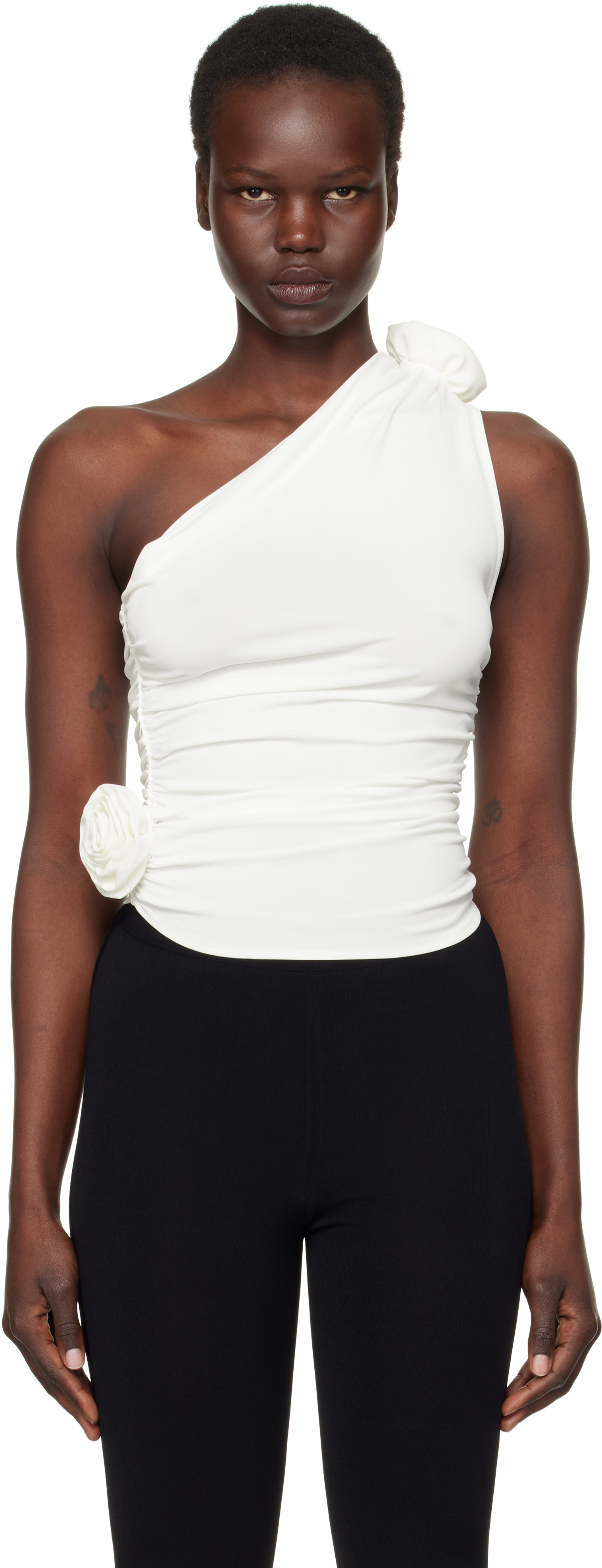 Белый топ на одно плечо Magda Butrym
Белый топ на одно плечо Magda Butrym