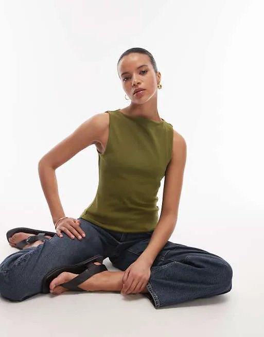 Компактная хлопковая майка цвета хаки с вырезом лодочкой ASOS DESIGN
Компактная хлопковая майка цвета хаки с вырезом лодочкой ASOS DESIGN