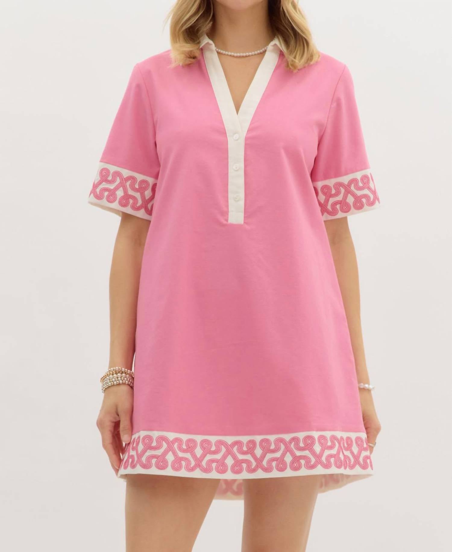 Розово-кремовое мини-платье с воротником Entro
Розово-кремовое мини-платье с воротником Entro