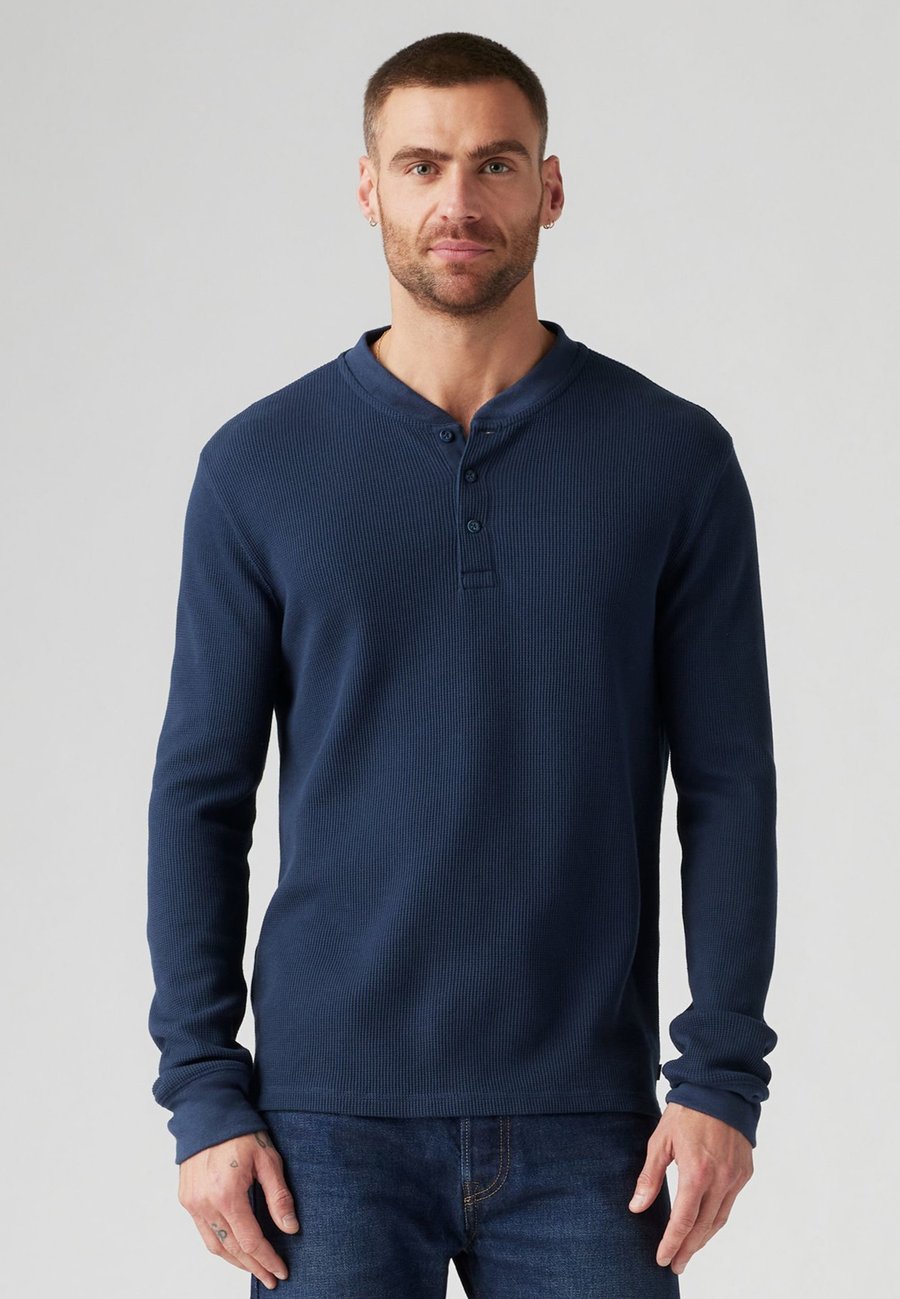 Топ Levi's THERMAL HENLEY, Navy Blazer/Dark Blue
Топ Levi's THERMAL HENLEY, Navy Blazer/Dark Blue