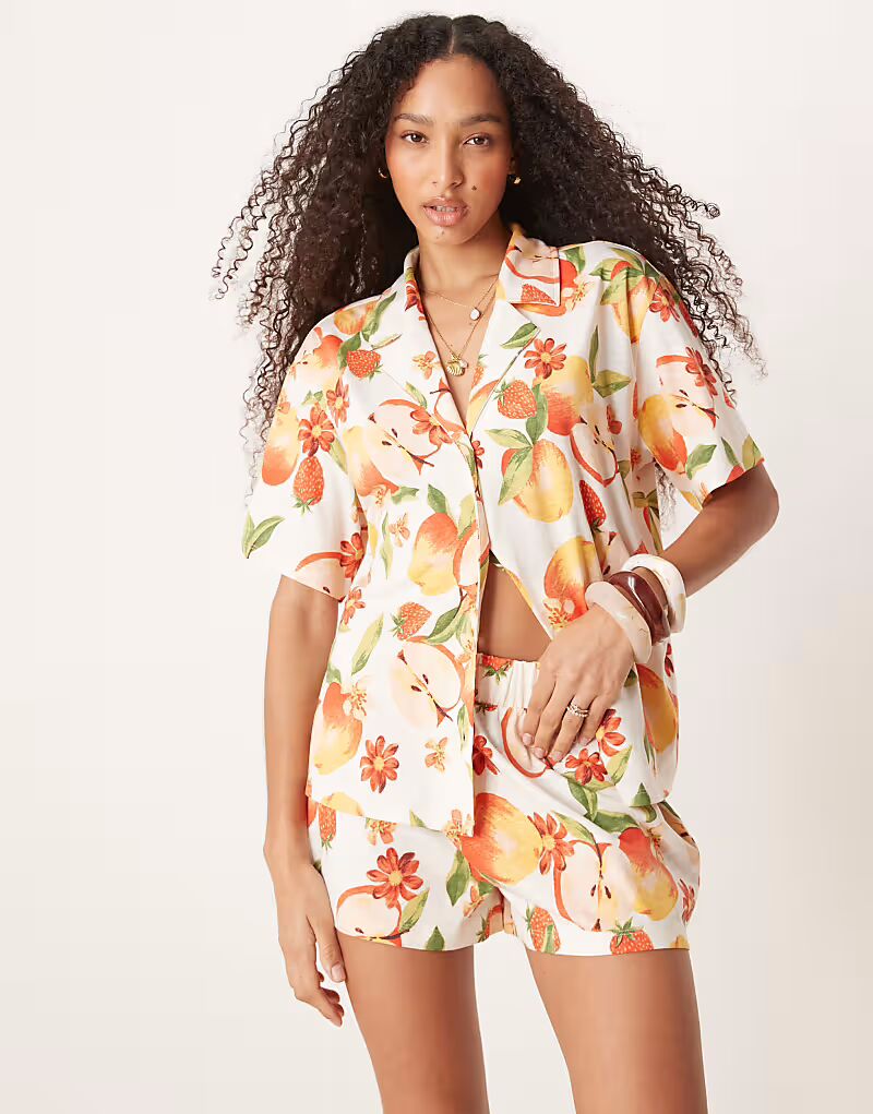Рубашка-комбинезон из льна с фруктовым принтом Asos Design
Рубашка-комбинезон из льна с фруктовым принтом Asos Design