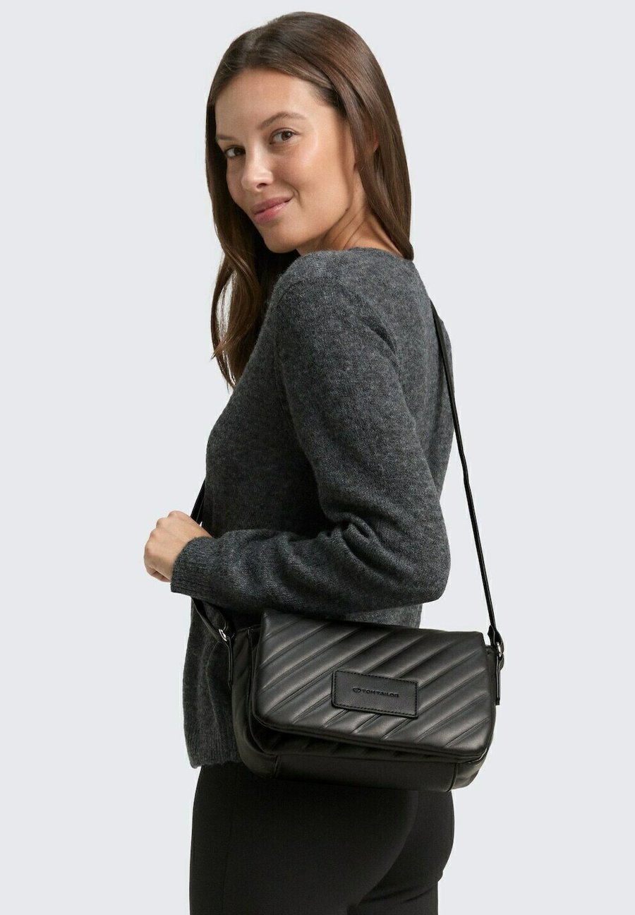 Сумка кросс-боди TOM TAILOR MIRELA MIT WATTIERUNG, Schwarz Black/Black
Сумка кросс-боди TOM TAILOR MIRELA MIT WATTIERUNG, Schwarz Black/Black