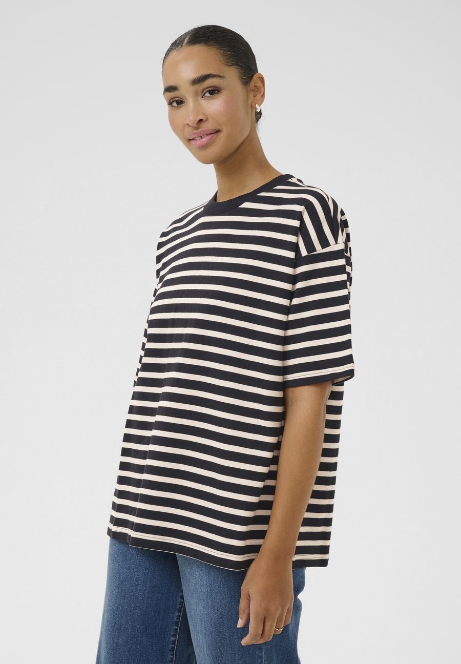 Футболка Kaffe KALORA , Black Broken White Stripe/Multi-Coloured, Белый, Футболка Kaffe KALORA , Black Broken White Stripe/Multi-Coloured
Футболка Kaffe KALORA , Black Broken White Stripe/Multi-Coloured, Белый, Футболка Kaffe KALORA , Black Broken White Stripe/Multi-Coloured