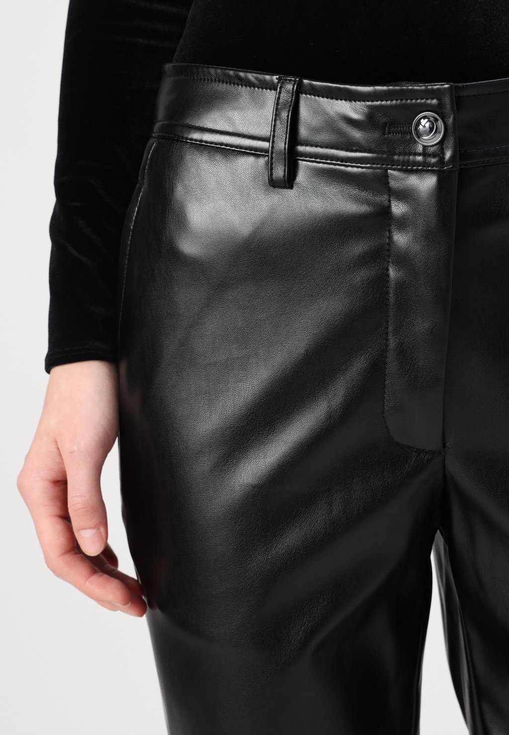 Брюки LIA PANT Guess, черный
Брюки LIA PANT Guess, черный