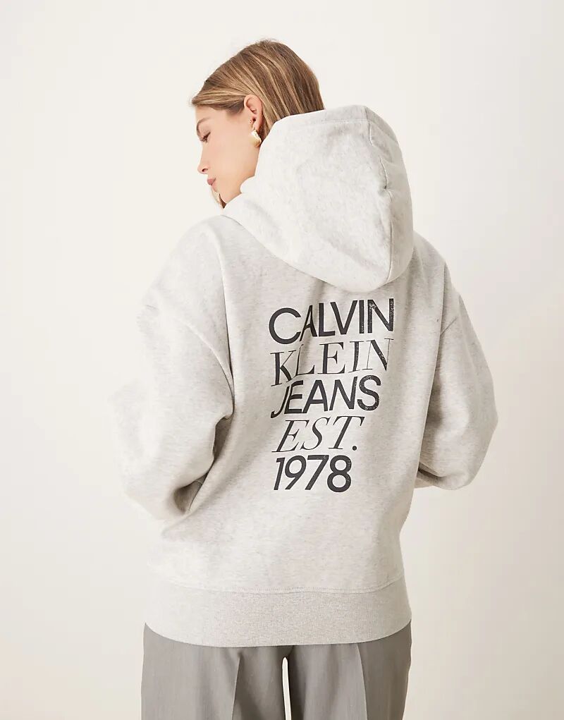 Толстовка с капюшоном и принтом на спине серого цвета Calvin Klein Jeans
Толстовка с капюшоном и принтом на спине серого цвета Calvin Klein Jeans