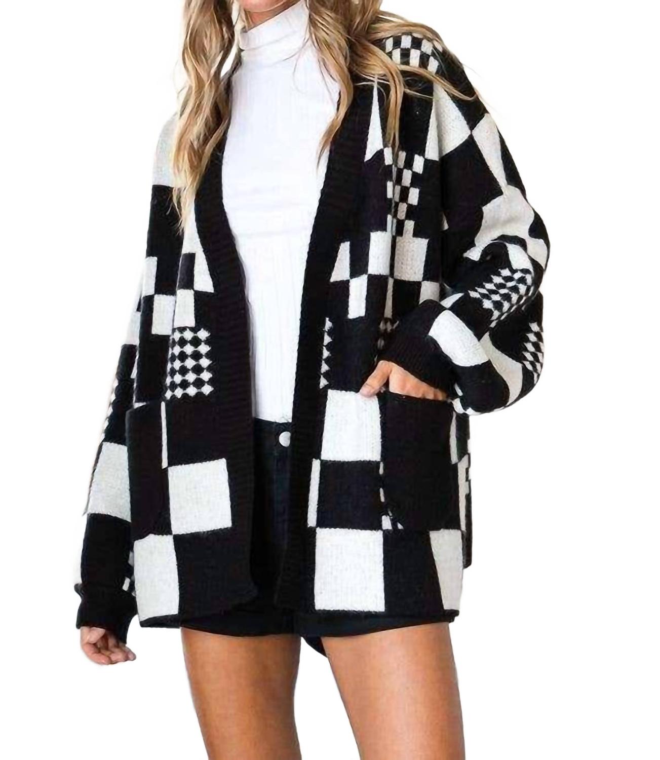 Черный клетчатый миди-свитер с карманами и цветными блоками JADE BY JANE
Черный клетчатый миди-свитер с карманами и цветными блоками JADE BY JANE