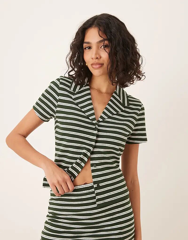 Укороченная рубашка ASOS DESIGN в фактурную зеленую и белую полоску
Укороченная рубашка ASOS DESIGN в фактурную зеленую и белую полоску