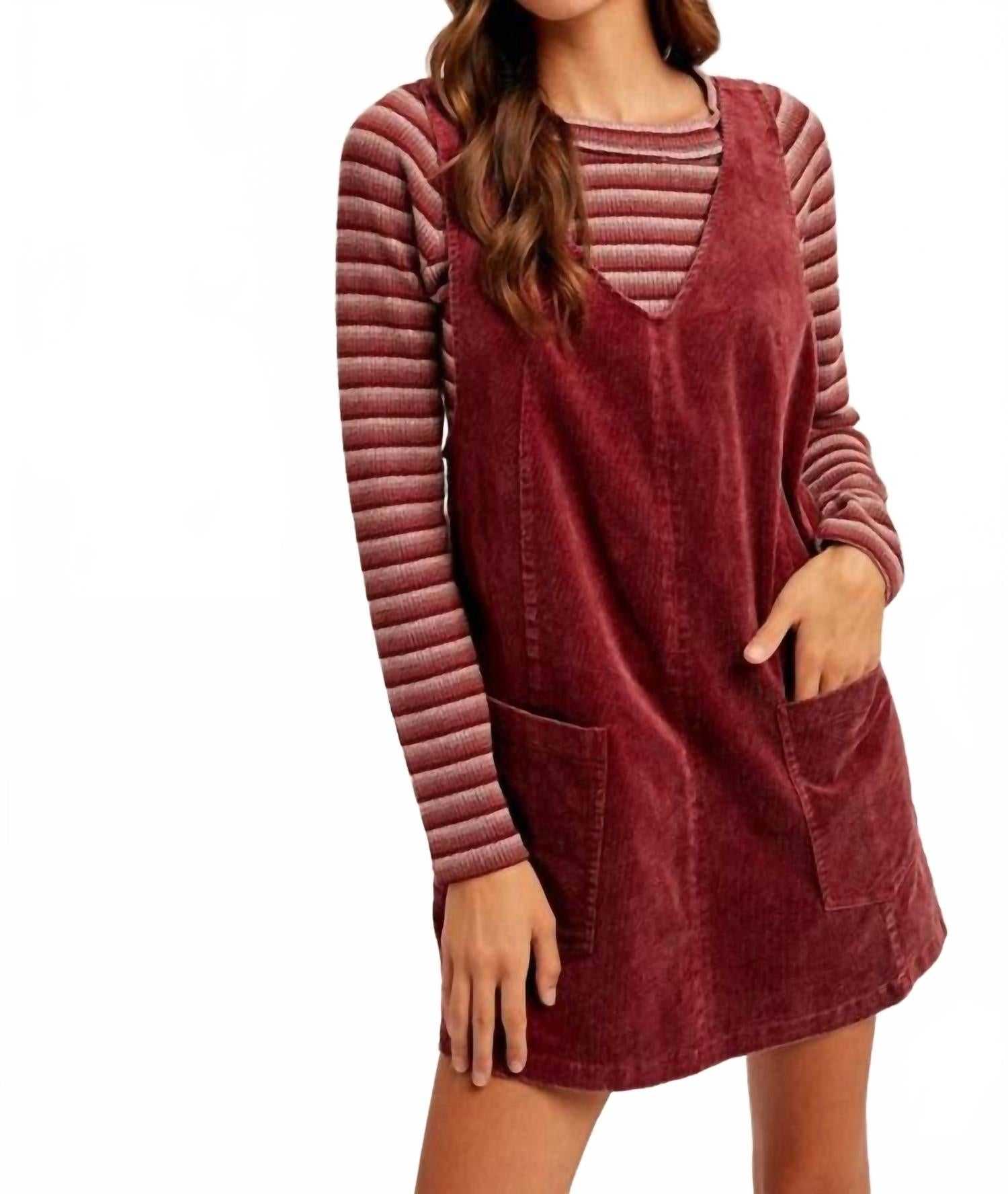 Umgee Вельветовый сарафан-комбинезон, мини-платье малинового цвета
Umgee Вельветовый сарафан-комбинезон, мини-платье малинового цвета