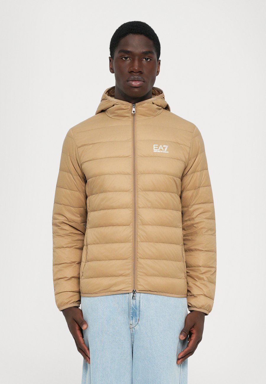 Куртка EA7 Emporio Armani TRAIN CORE JACKET, Tigers Eye/Sand
Куртка EA7 Emporio Armani TRAIN CORE JACKET, Tigers Eye/Sand