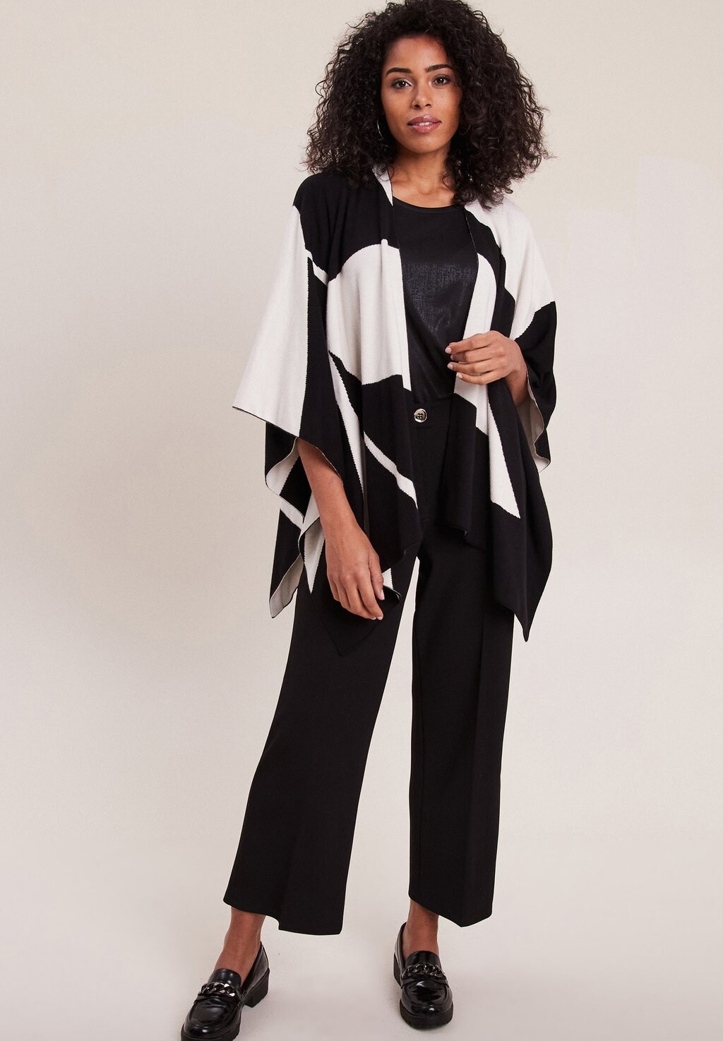 Брюки MIT BREITEN ABNÄHERN Breal, черный
Брюки MIT BREITEN ABNÄHERN Breal, черный