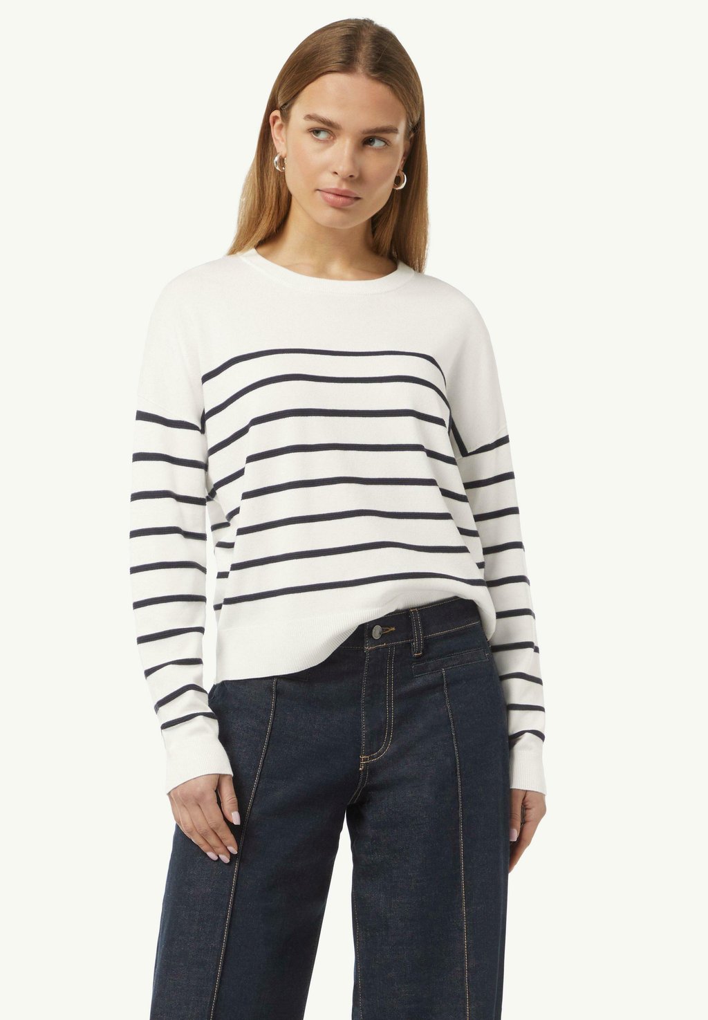 Джемпер MIT TEXTURIERTEM STREIFENMUSTER comma, белый
Джемпер MIT TEXTURIERTEM STREIFENMUSTER comma, белый