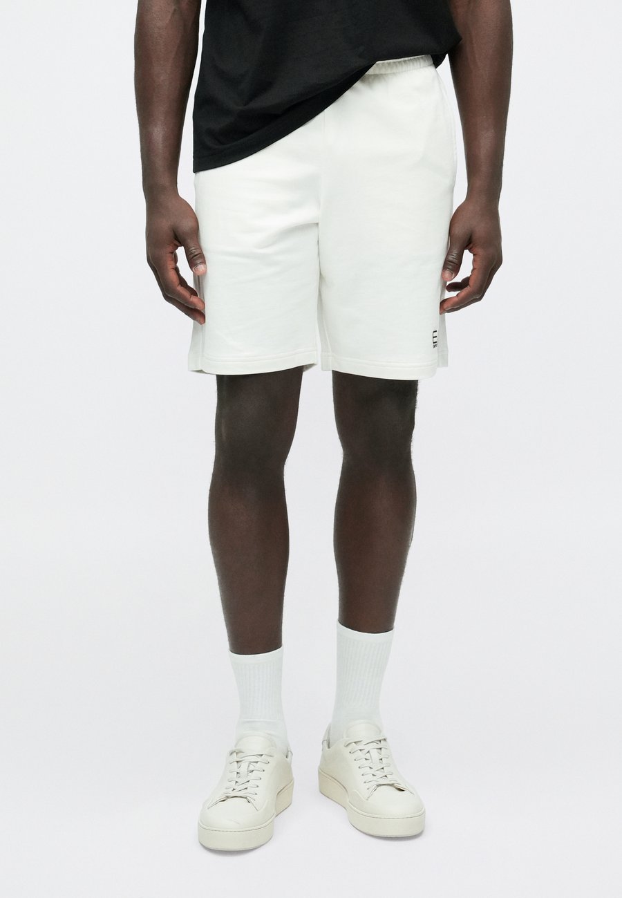 Шорты EA7 Emporio Armani TRAIN CORE BERMUDA COFT, Sugar Swizzle/Off-White
Шорты EA7 Emporio Armani TRAIN CORE BERMUDA COFT, Sugar Swizzle/Off-White