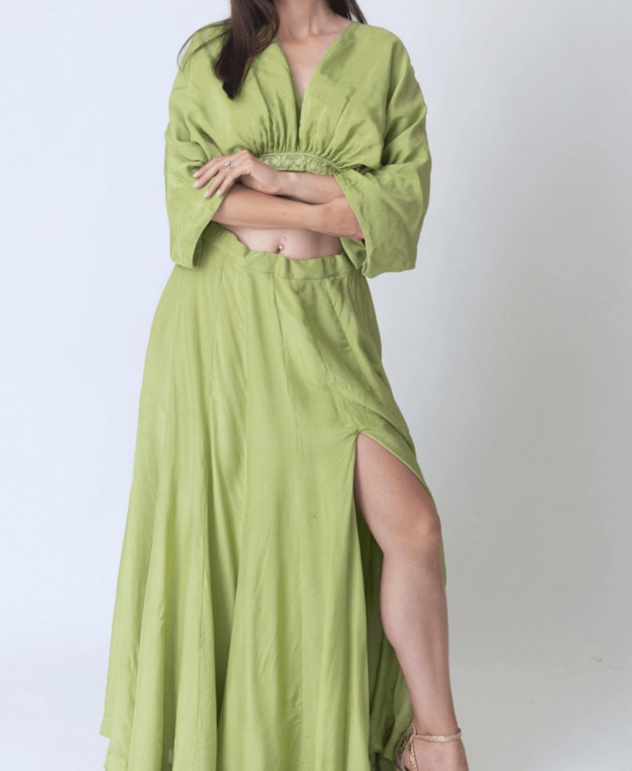 Женский зеленый шелковый комплект, состоящий из струящейся юбки с разрезом и укороченного топа с рукавами летучая мышь RAAS, Pastel green
Женский зеленый шелковый комплект, состоящий из струящейся юбки с разрезом и укороченного топа с рукавами летучая мышь RAAS, Pastel green