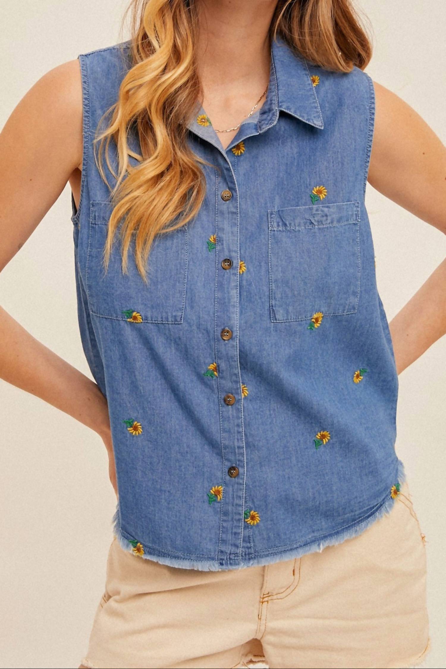 Голубая блузка с цветочной вышивкой Hem & Thread
Голубая блузка с цветочной вышивкой Hem & Thread