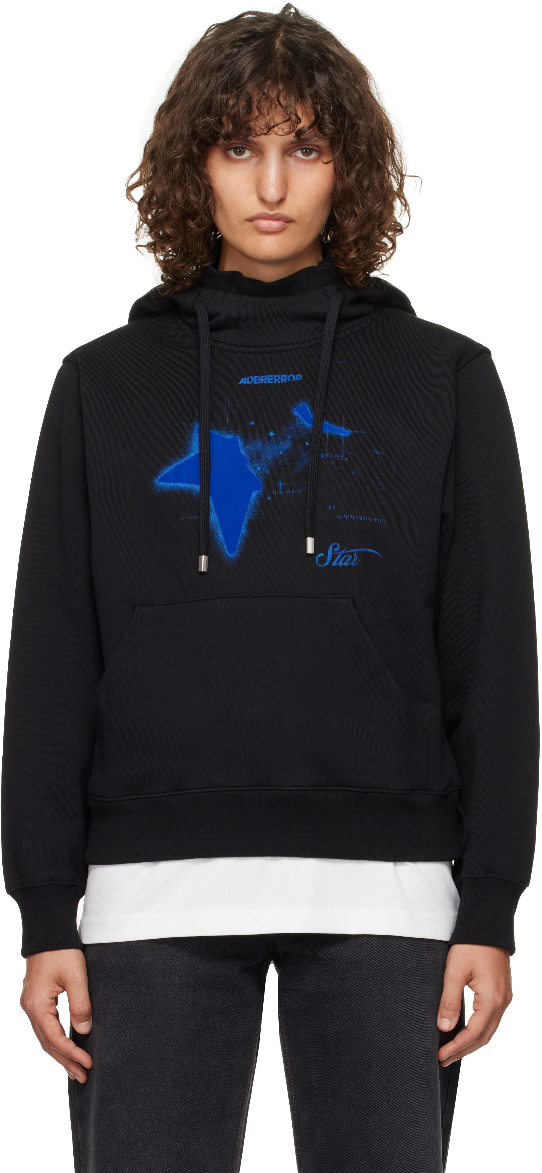 Черный продукт. 35 Толстовка с капюшоном ADER error, Noir
Черный продукт. 35 Толстовка с капюшоном ADER error, Noir