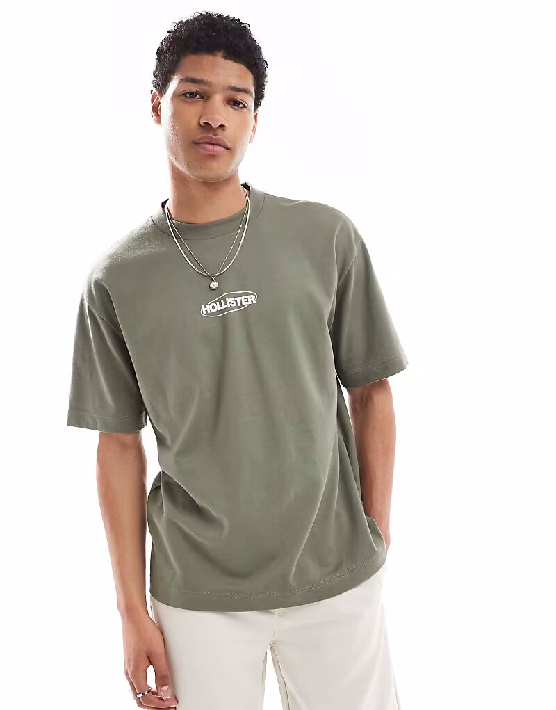Hollister - Охлаждающая футболка свободного кроя цвета оливы и зеленого цвета с круглым логотипом
Hollister - Охлаждающая футболка свободного кроя цвета оливы и зеленого цвета с круглым логотипом