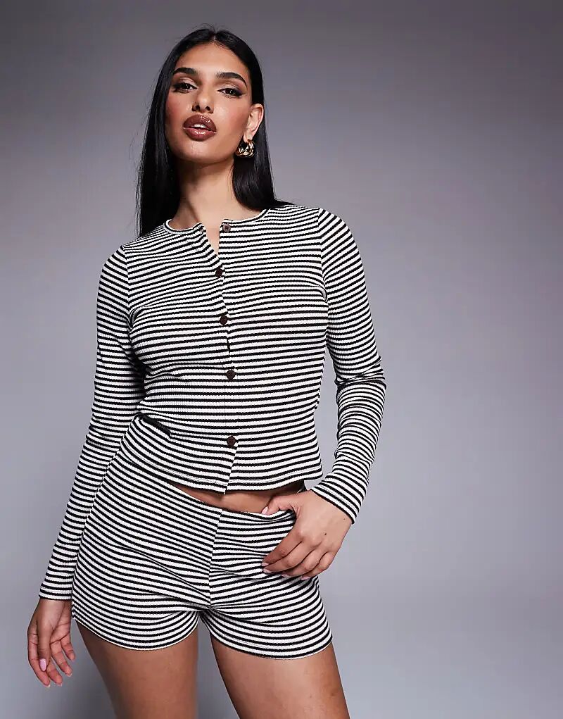 Кардиган ASOS DESIGN в полоску с круглым вырезом в черно-белом цвете 
Кардиган ASOS DESIGN в полоску с круглым вырезом в черно-белом цвете