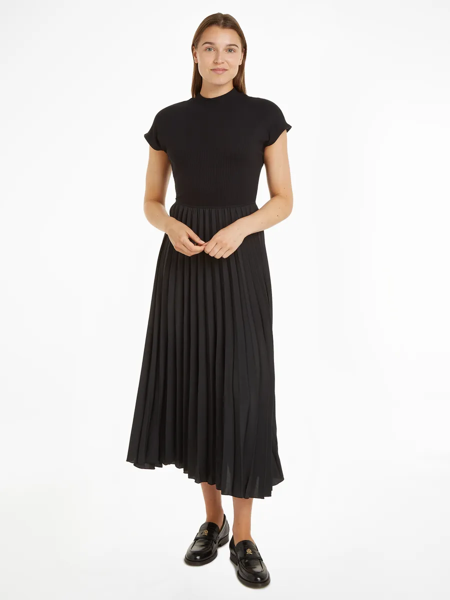Трикотажное платье Tommy Hilfiger "5X2 RIB MK-NK PLEAT MIDI DRS SS", с фирменной этикеткой, черный
Трикотажное платье Tommy Hilfiger "5X2 RIB MK-NK PLEAT MIDI DRS SS", с фирменной этикеткой, черный