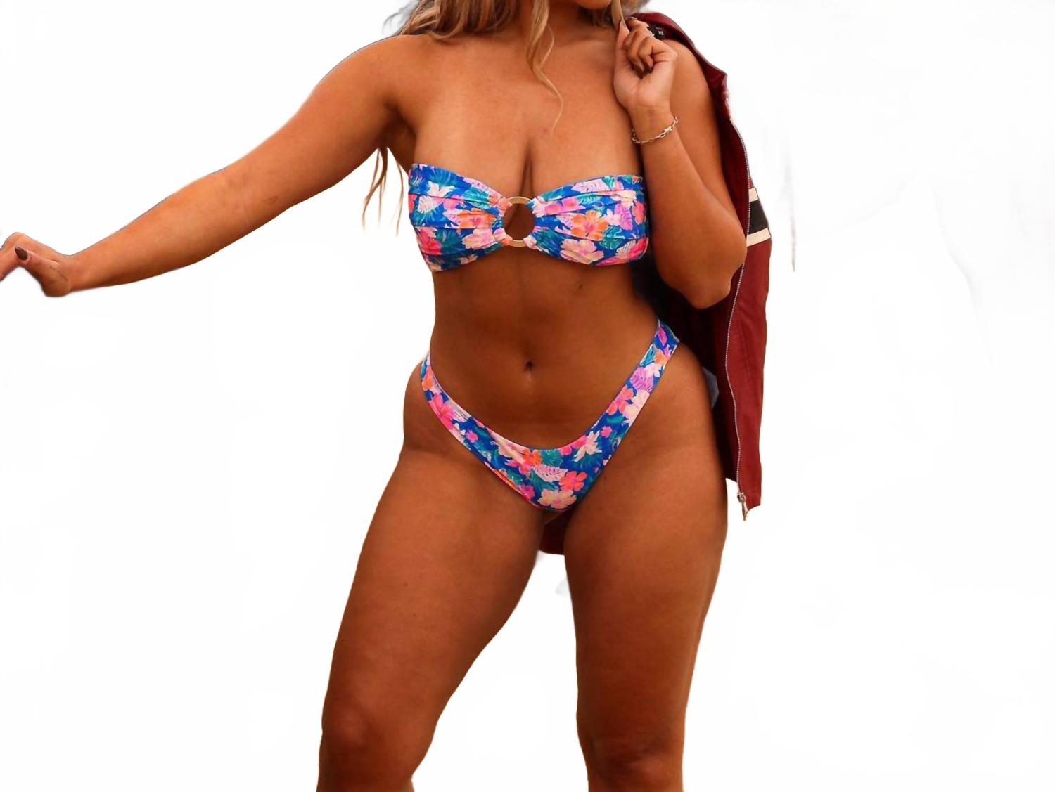 Женский топ-бандо без бретелек в цвете Electric Palms Kulani Kinis, Electric Palms
Женский топ-бандо без бретелек в цвете Electric Palms Kulani Kinis, Electric Palms